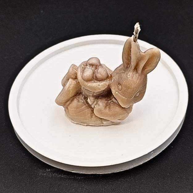 Zając leżący z pisankami 0